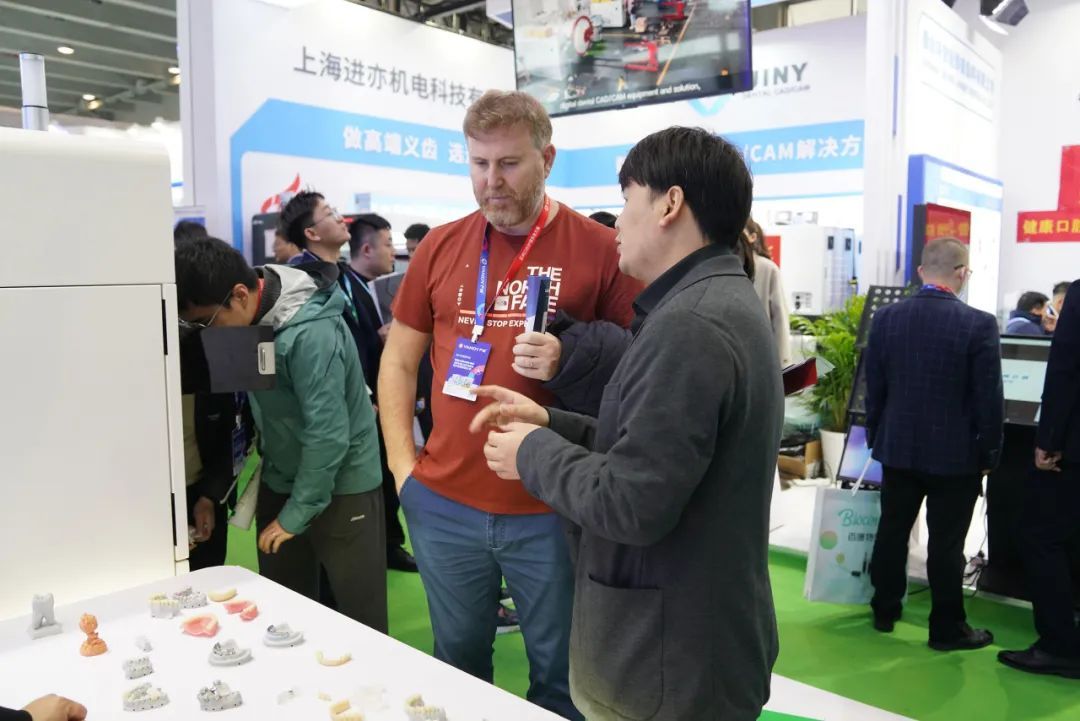 全自動化3D打印機—D300”于2024華南口腔展正式官宣
