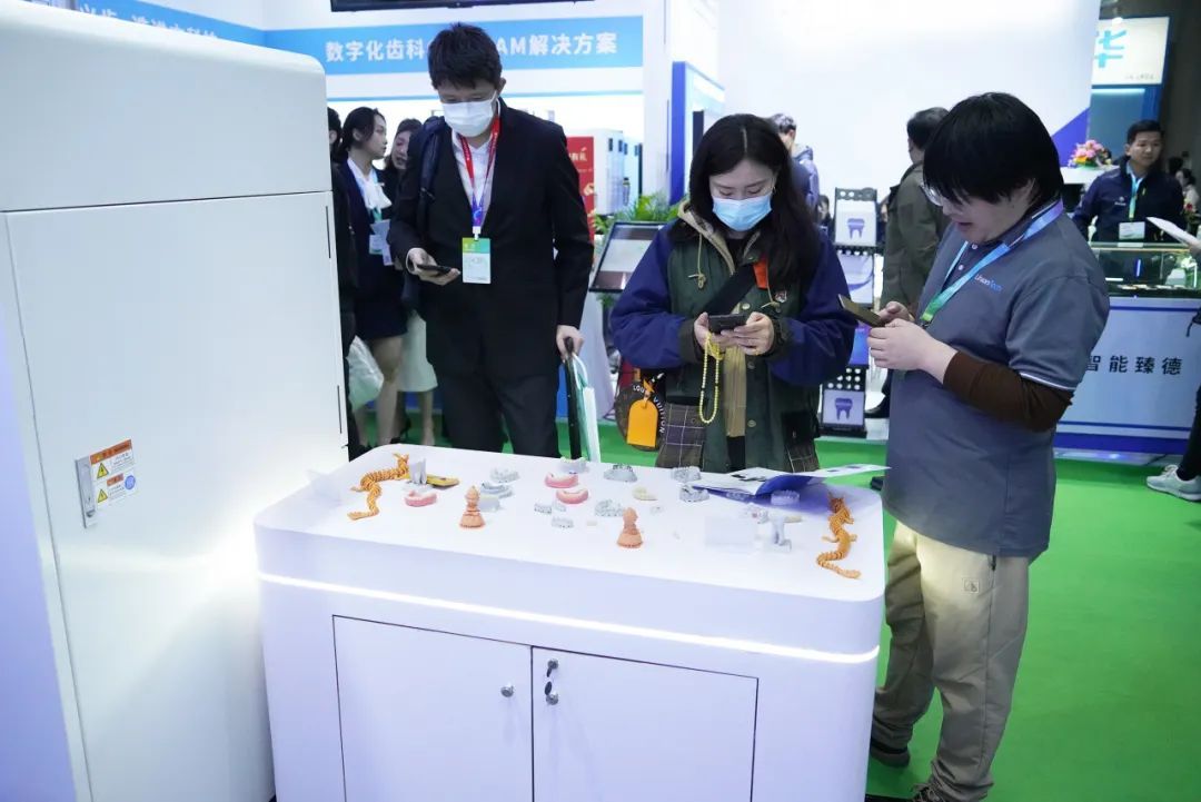 全自動化3D打印機—D300”于2024華南口腔展正式官宣