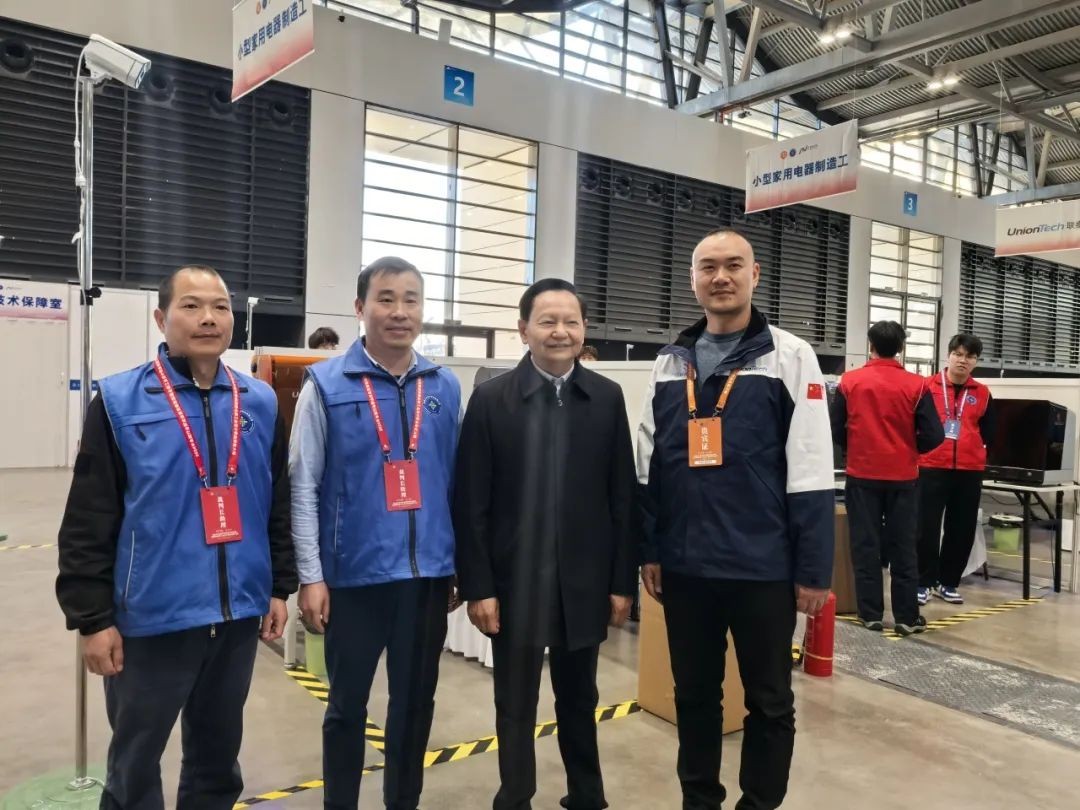 中國輕工業(yè)聯(lián)合會黨委書記、會長張崇和視察小型家用電器制造工賽項