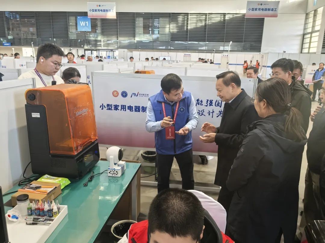 裁判長助理許孔聯(lián)教授向張會長匯報賽事情況