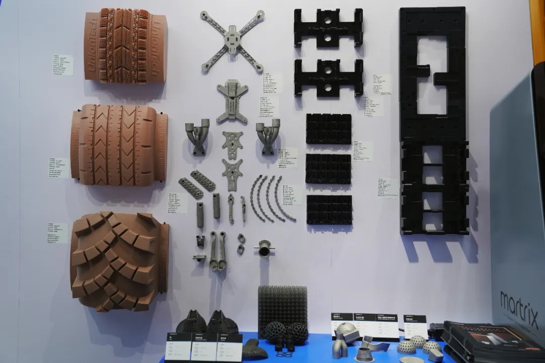 工業(yè)級(jí)3D打印機(jī)